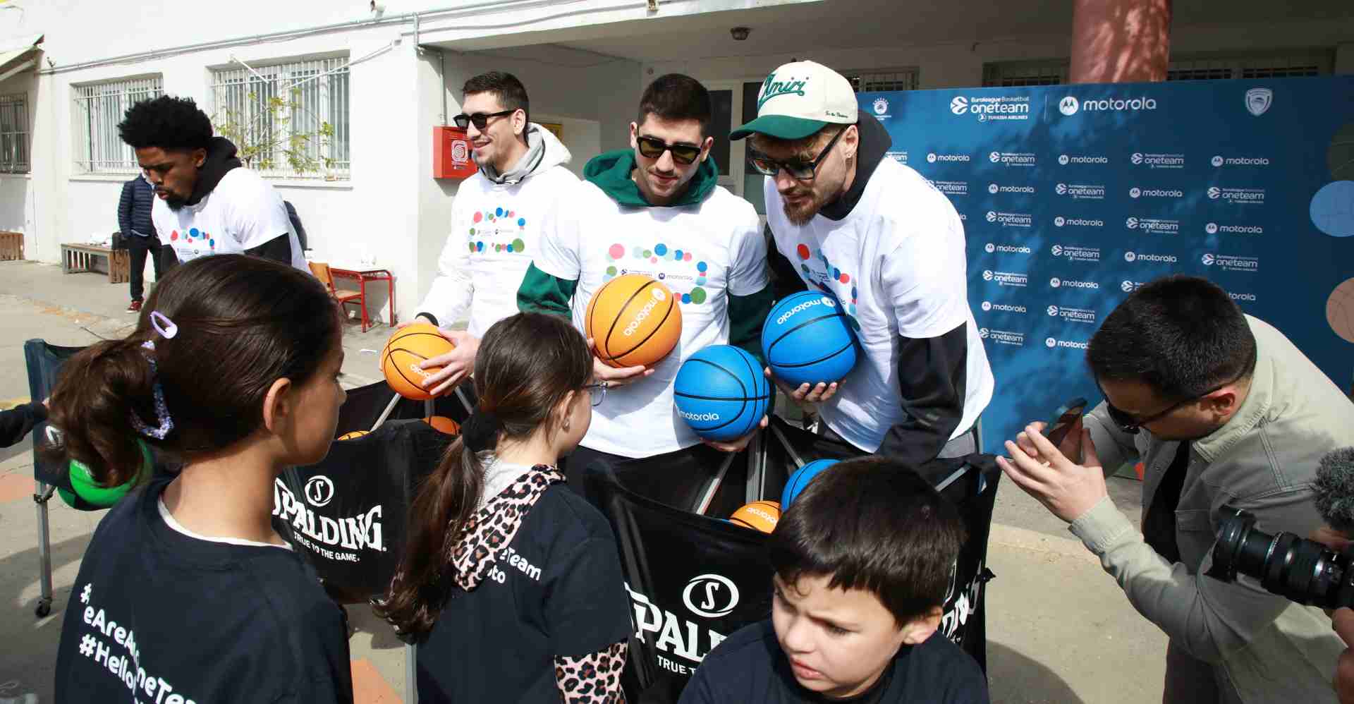 Motorola a Euroleague Basketball sa opäť spájajú na druhú sezónu komunitnej iniciatívy Bouncing For Good