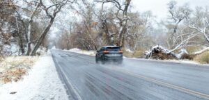 Príprava auta na zimu: pozor na náplne, značenie gúm a vybitú baterku elektroauta