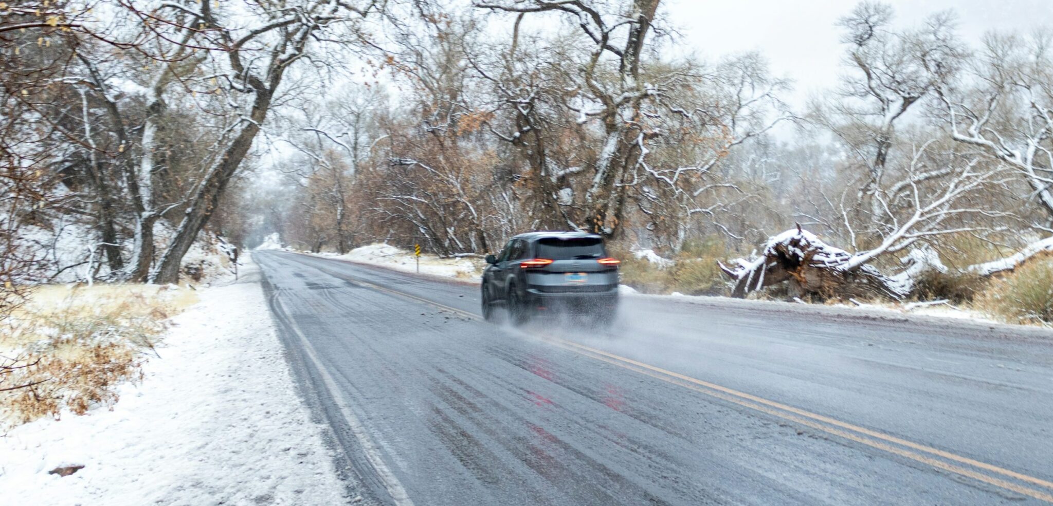 Príprava auta na zimu: pozor na náplne, značenie gúm a vybitú baterku elektroauta