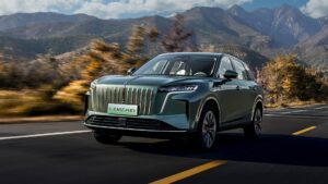 Hongqi HS6 stanovilo nový svetový rekord. Plug-in hybrid prešiel na jednu plnú nádrž a nabitie až 2 327 km