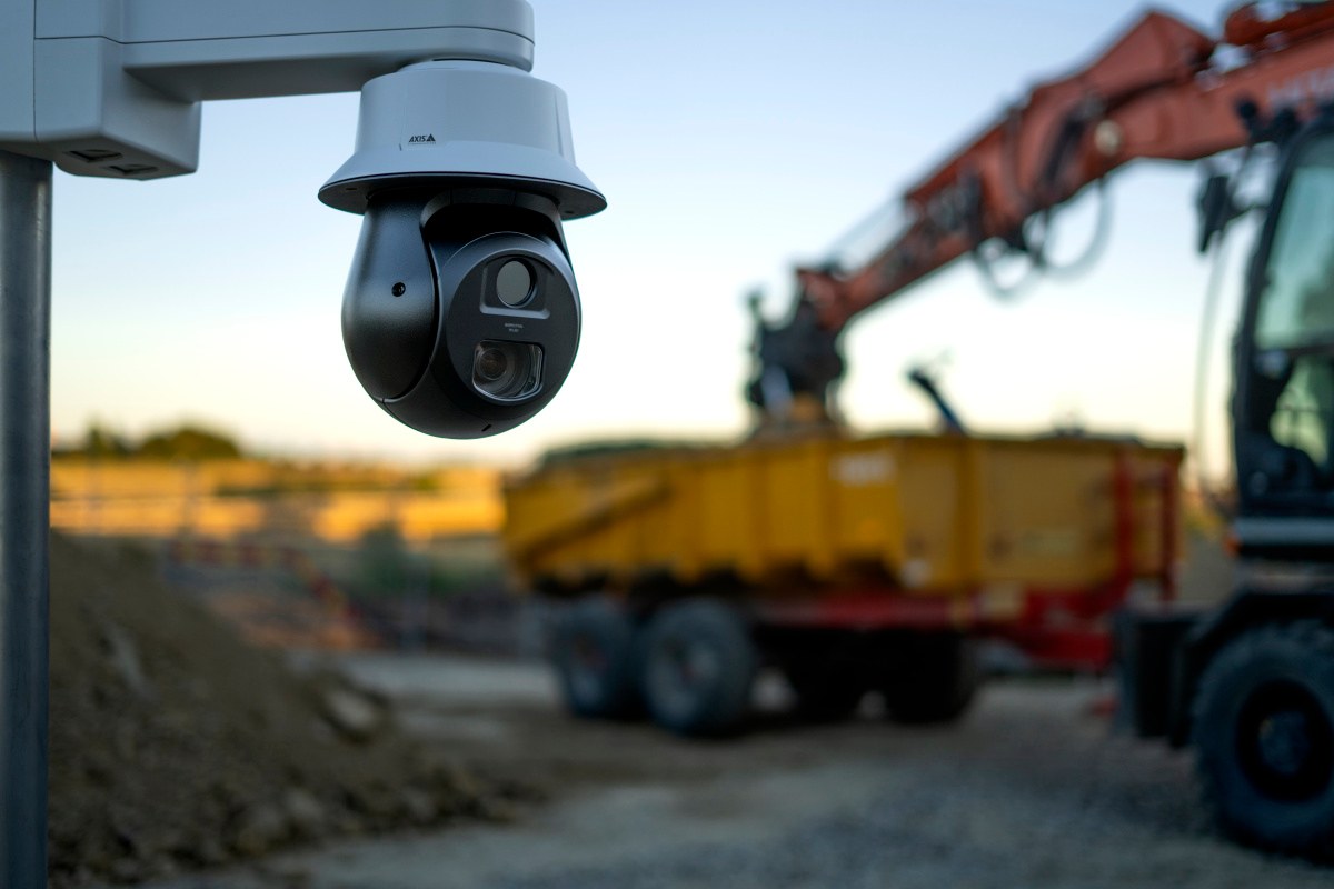 Nová bispektrálna otočná kamera Axis spája 24/7 termálnu detekciu s vizuálnou verifikáciou v jednom zariadení