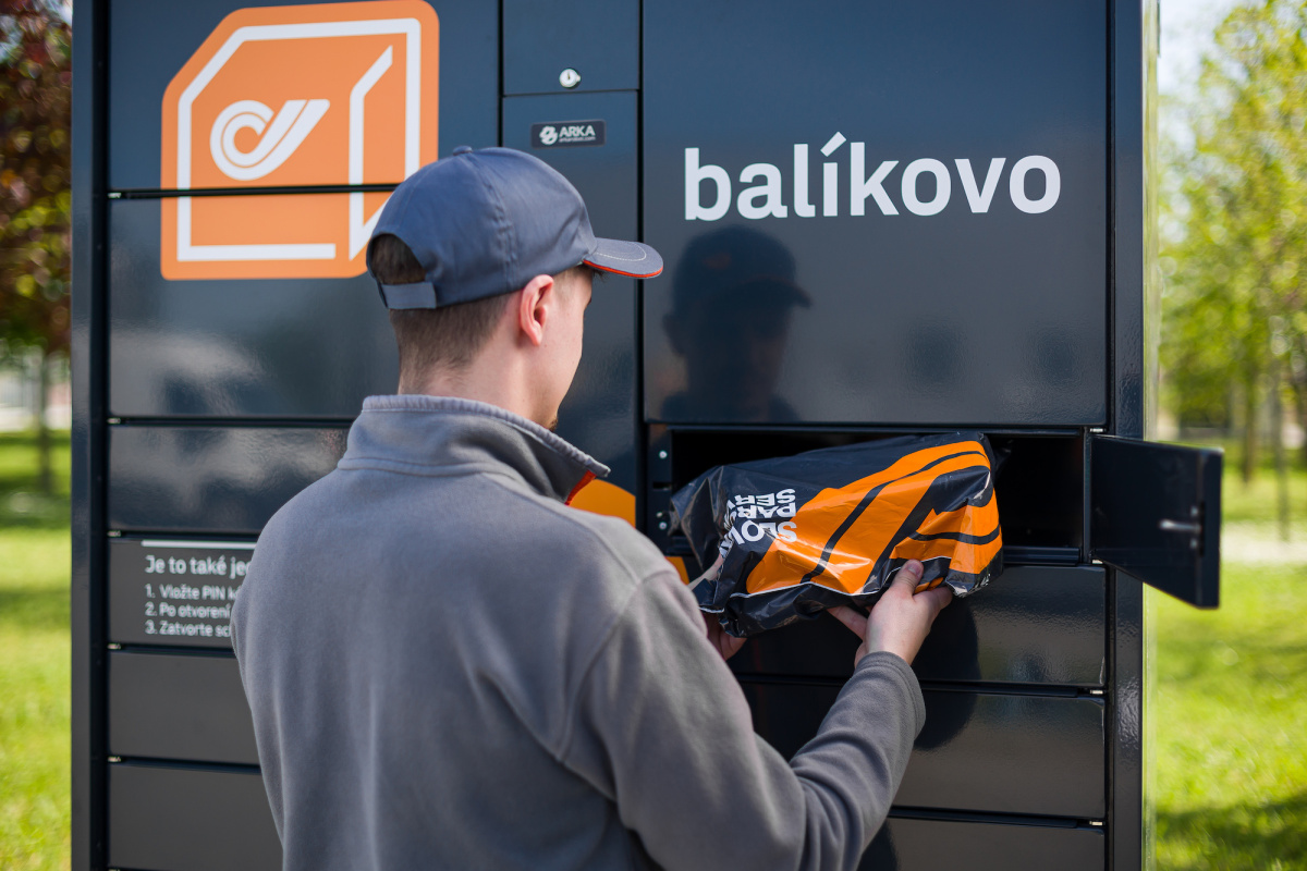 Slováci plánujú na Vianoce minúť do 300 eur, dominujú online nákupy a lacné doručenie