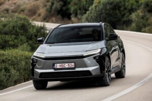 Nová Toyota bZ4X. Elektrické SUV je teraz výkonnejšie, efektívnejšie a komfortnejšie