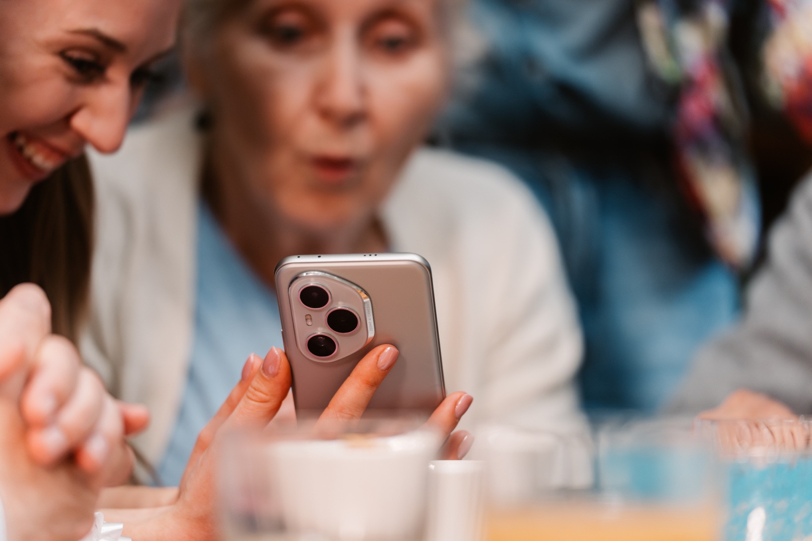 Preklenutie generačnej priepasti: Ako intuitívne technológie HONOR spájajú ľudí