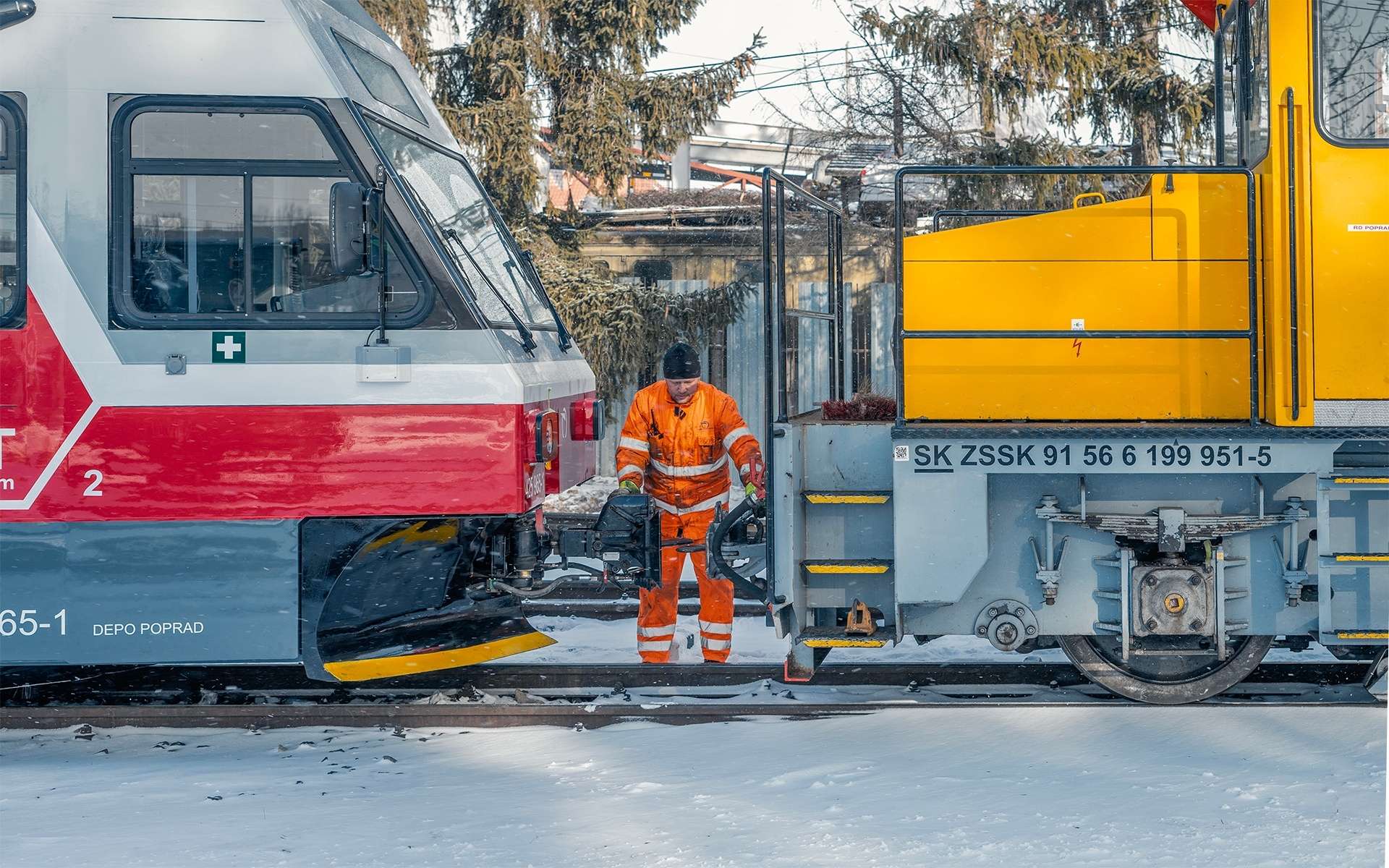 Aj počas Vianoc zostáva železnica v pohybe vďaka ľuďom v službe