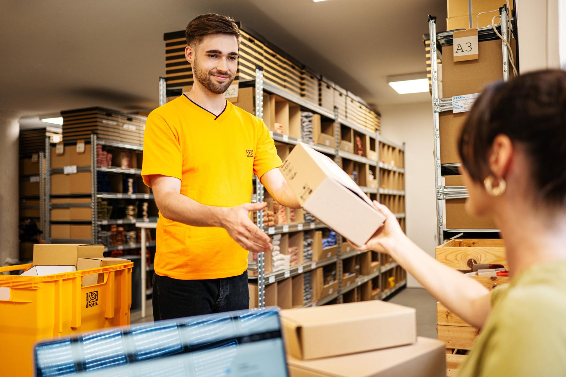 Klobásy, balóny, aj živý papagáj – kuriozity, ktoré sa klienti snažia poslať poštou