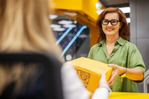 Pošta od januára upravuje tarifu: listy idú mierne hore, balíky a online podanie zlacnie, poplatky za vybrané služby sa rušia