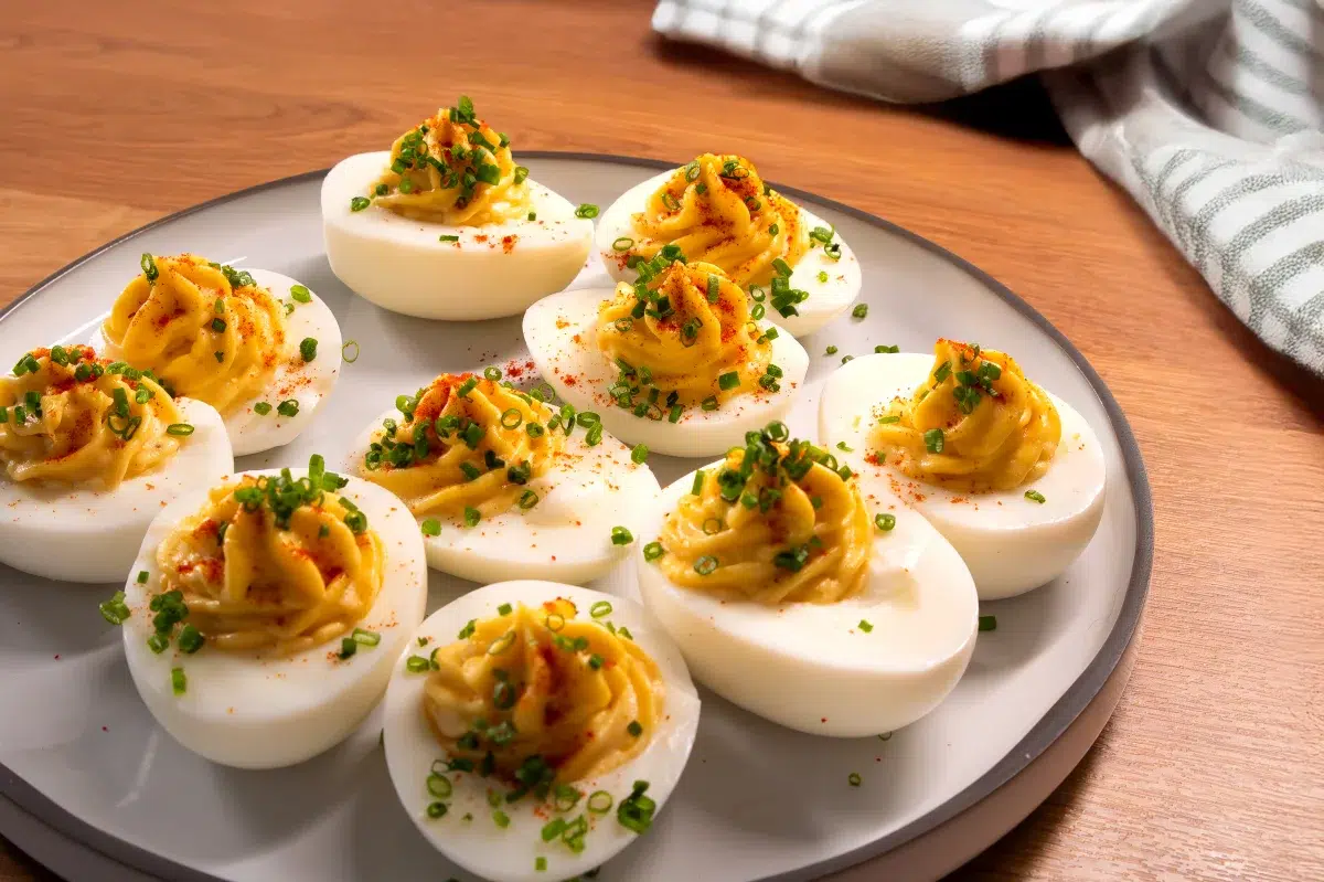 Silvestrovské menu, ktoré poteší každého: Cviklový hummus a diabolské vajcia