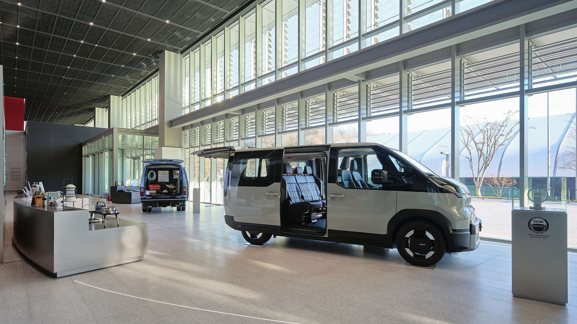 Kia oslavuje 80 rokov svojej existencie na slávnostnom ceremoniáli a výstave, kde si pripomína svoju históriu a víziu