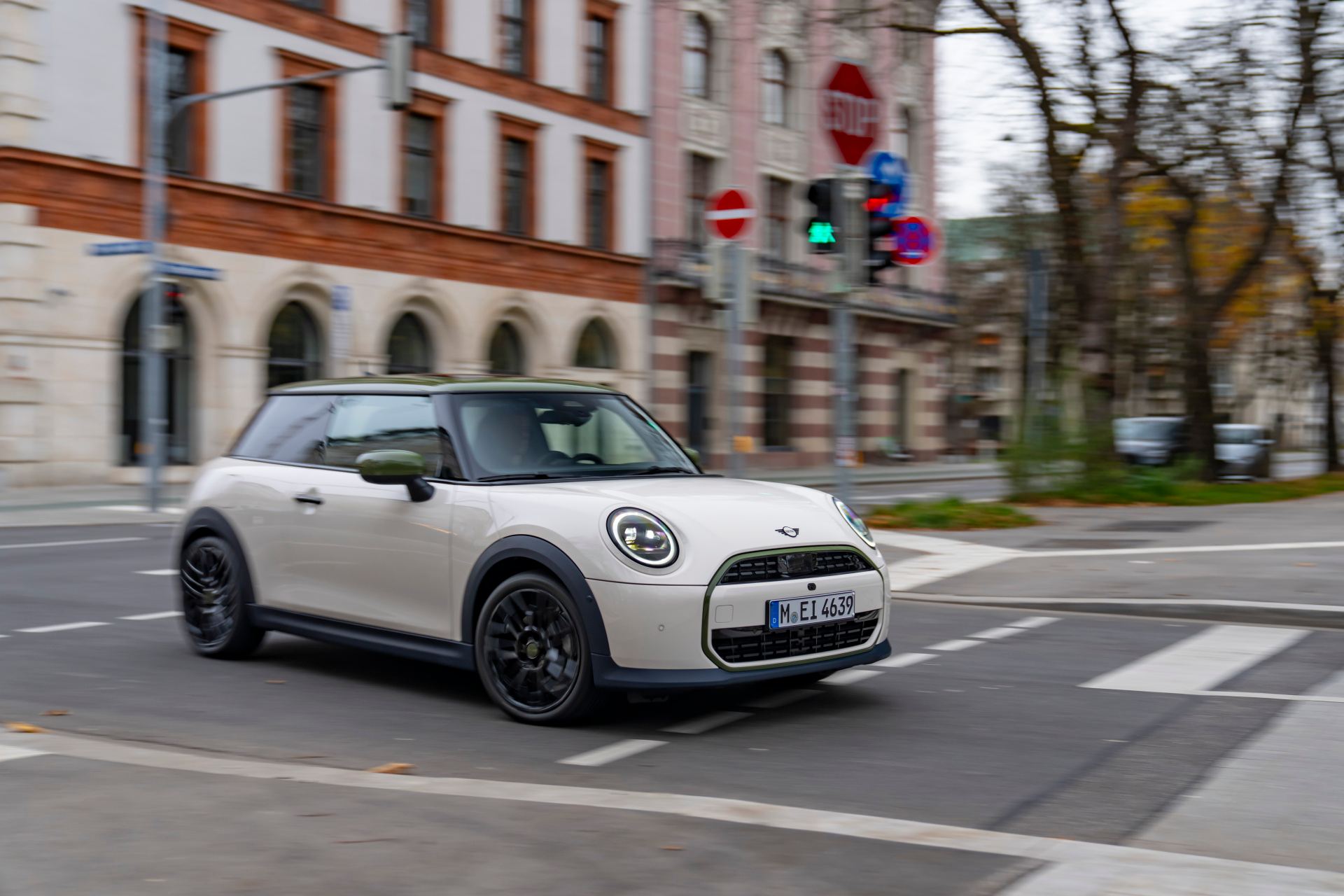 Britská kreativita v spojení so šarmom: MINI Paul Smith Edition – z módnych prehliadok na cesty