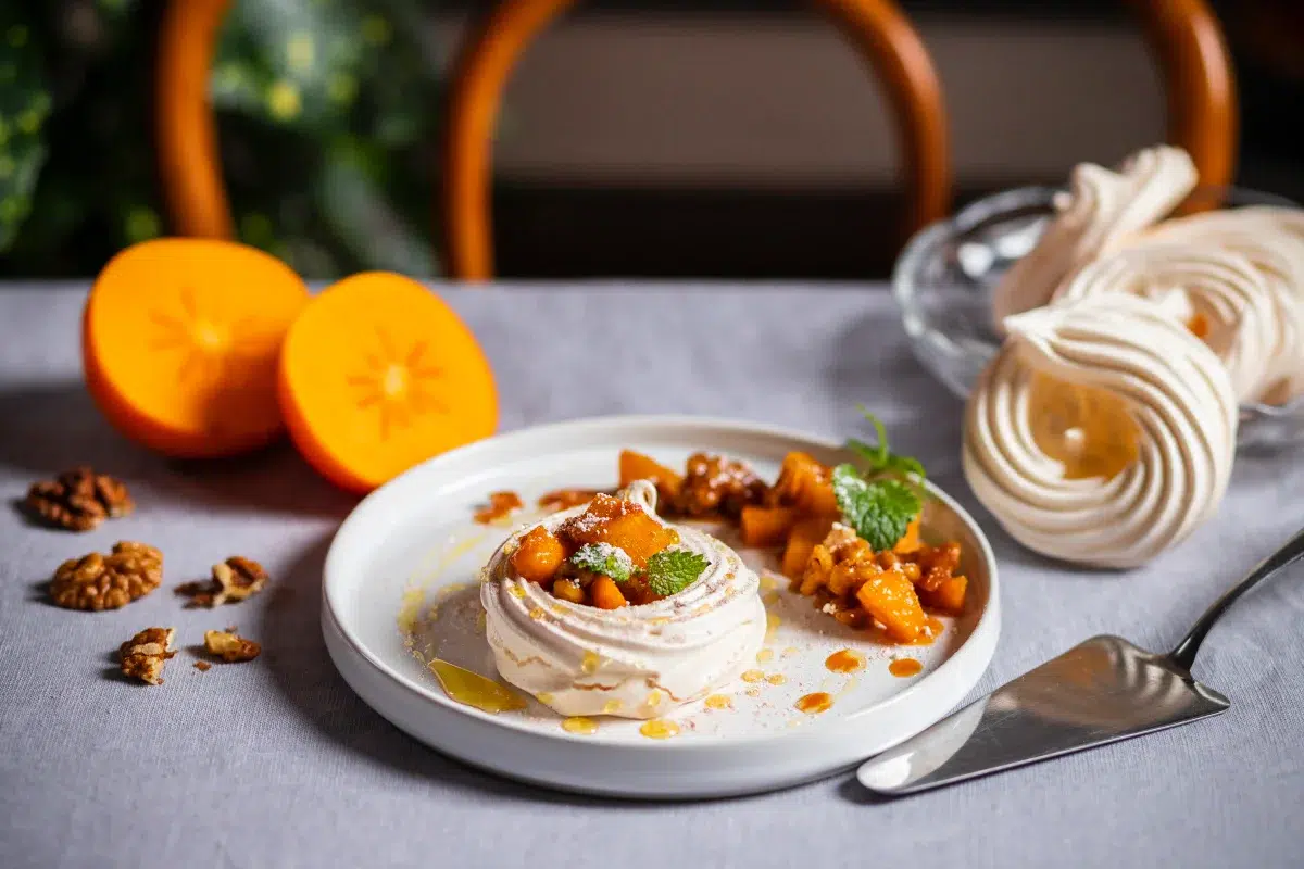 Mini Pavlova s kaki a orechmi: ľahký zimný dezert, ktorý si získava čoraz viac fanúšikov