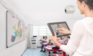 Učitelia sa obávajú, že študenti zaostávajú v základných zručnostiach potrebných pre svet riadený umelou inteligenciou