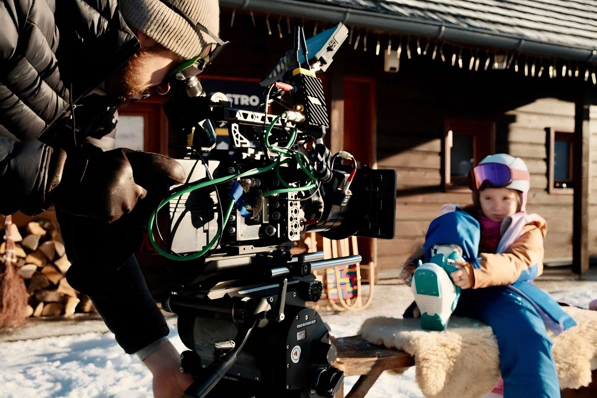 UNIQA cieli na mladých: spustila zimnú digitálnu kampaň na cestovné poistenie s vlastnou kreatívou