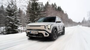 Prototyp Kia EV2 dosiahol pôsobivý dojazd na najväčšom zimnom teste elektromobilov na svete