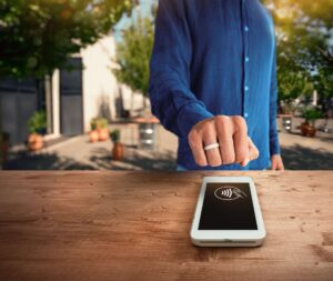 Bezkontaktné platenie na vzostupe: platby prsteňmi v mBank rastú rýchlejšie než mobilné platby