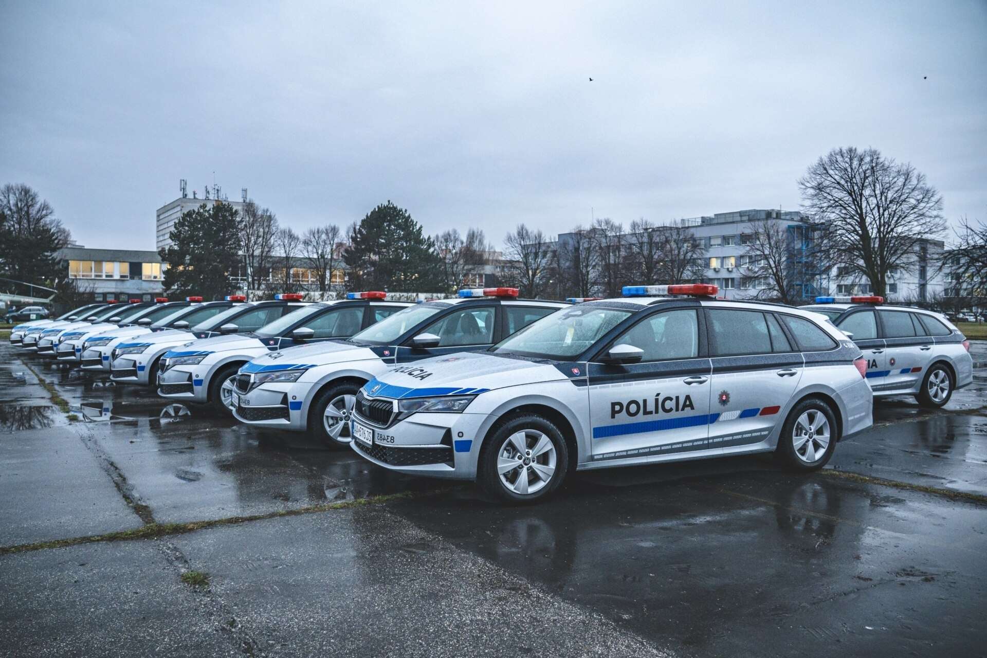 Škoda Auto Slovensko odovzdala polícii prvých 17 nových áut Octavia Combi