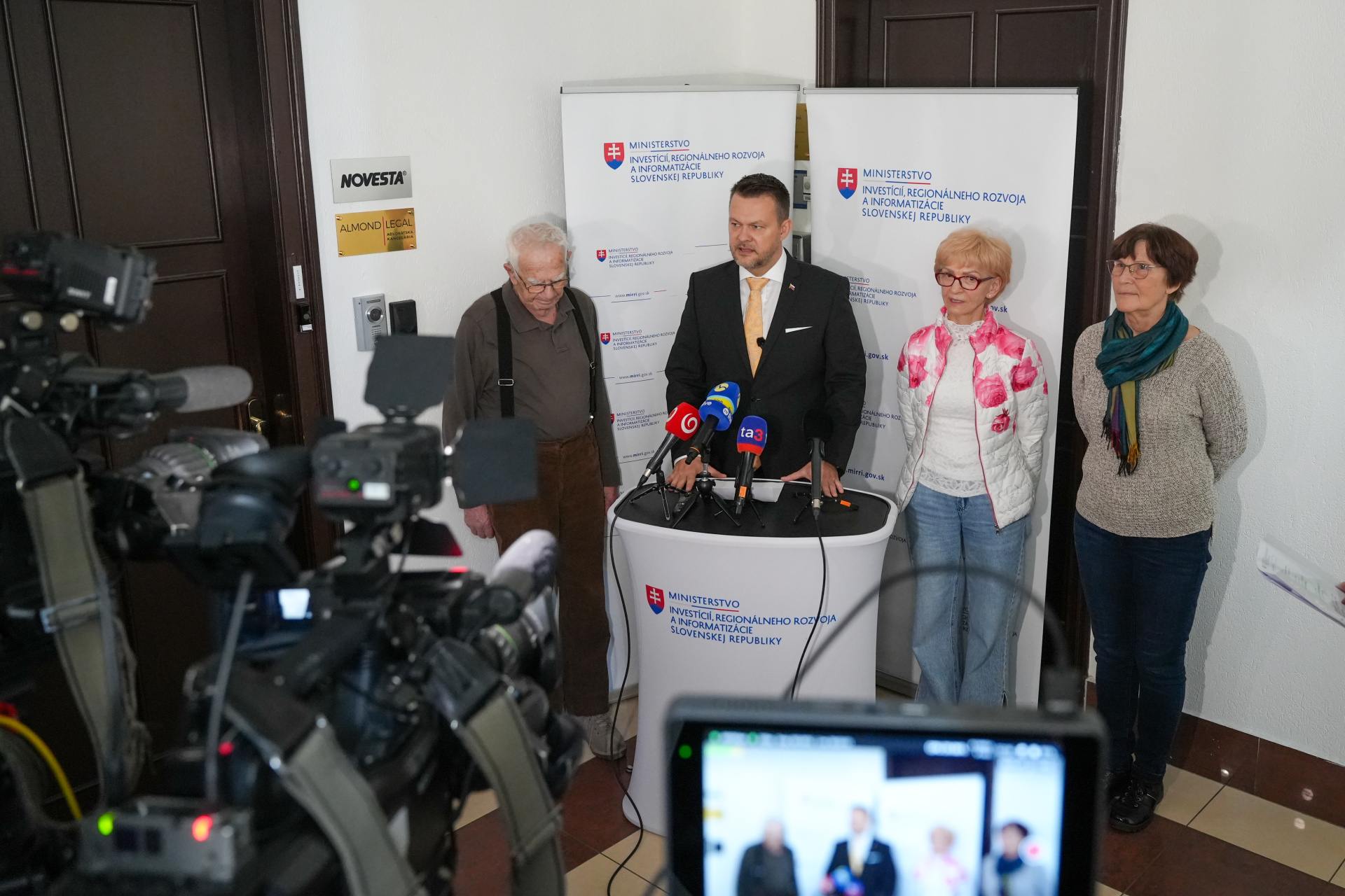 Krok s technológiami držia aj deväťdesiatnici: Samuel Migaľ odovzdal tablety ďalším absolventom projektu Digitálni seniori