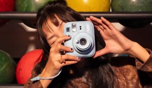 Radosť a kreativita na dlani: Fujifilm predstavuje instantný fotoaparát instax mini 13