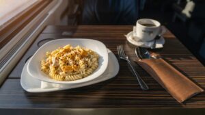 Jar v reštauračných vozňoch ZSSK: Kvalitné služby a nová jarná ponuka