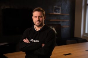 Partnerstvá bánk a fintechov zrýchľujú prístup firiem k peniazom a podporujú rast ekonomiky