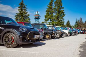 Leto sa začína s MINI: dve generácie a jedna spoločná vášeň na tradičnom už 33. Slovenskom zraze MINI