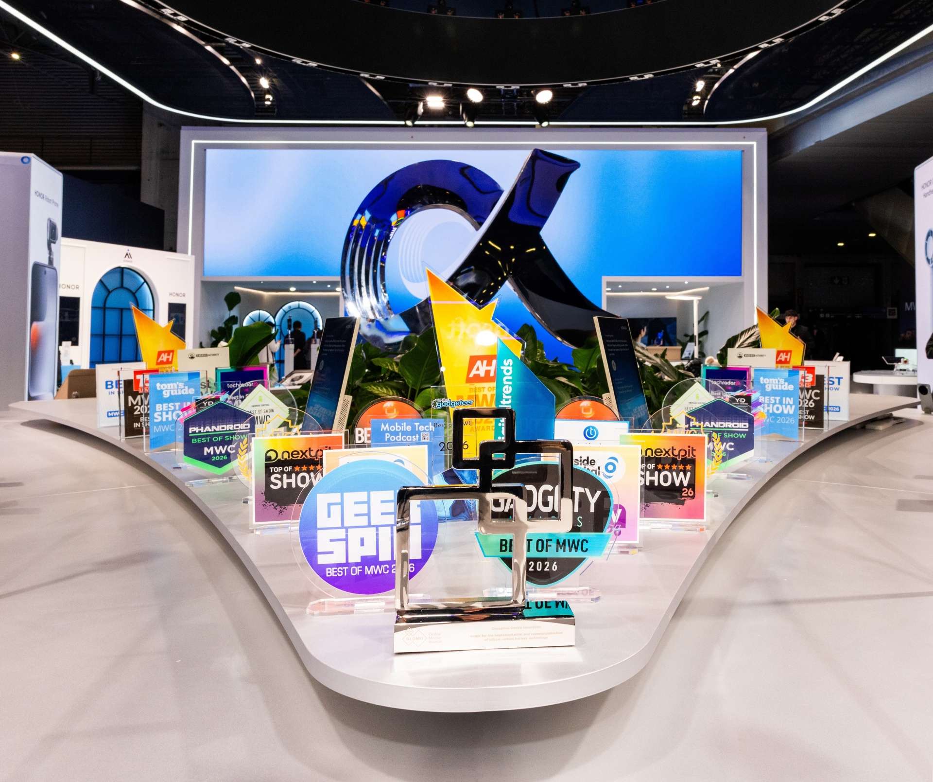 HONOR získal na MWC 2026 globálne uznanie za inováciu Robot Phone a prvenstvo v segmente skladacích smartfónov s modelom Magic V6