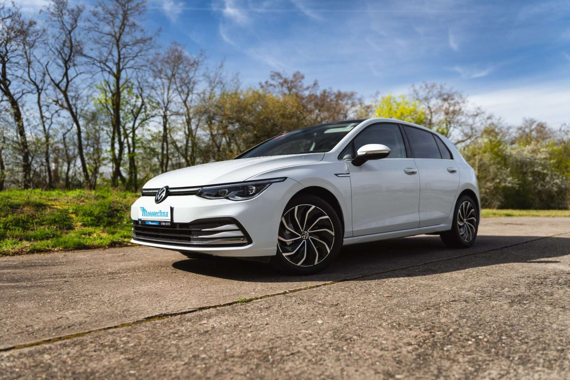 MDŽ: Ženy preferujú jazdené hatchbacky, benzínový motor a neutrálnu bielu farbu