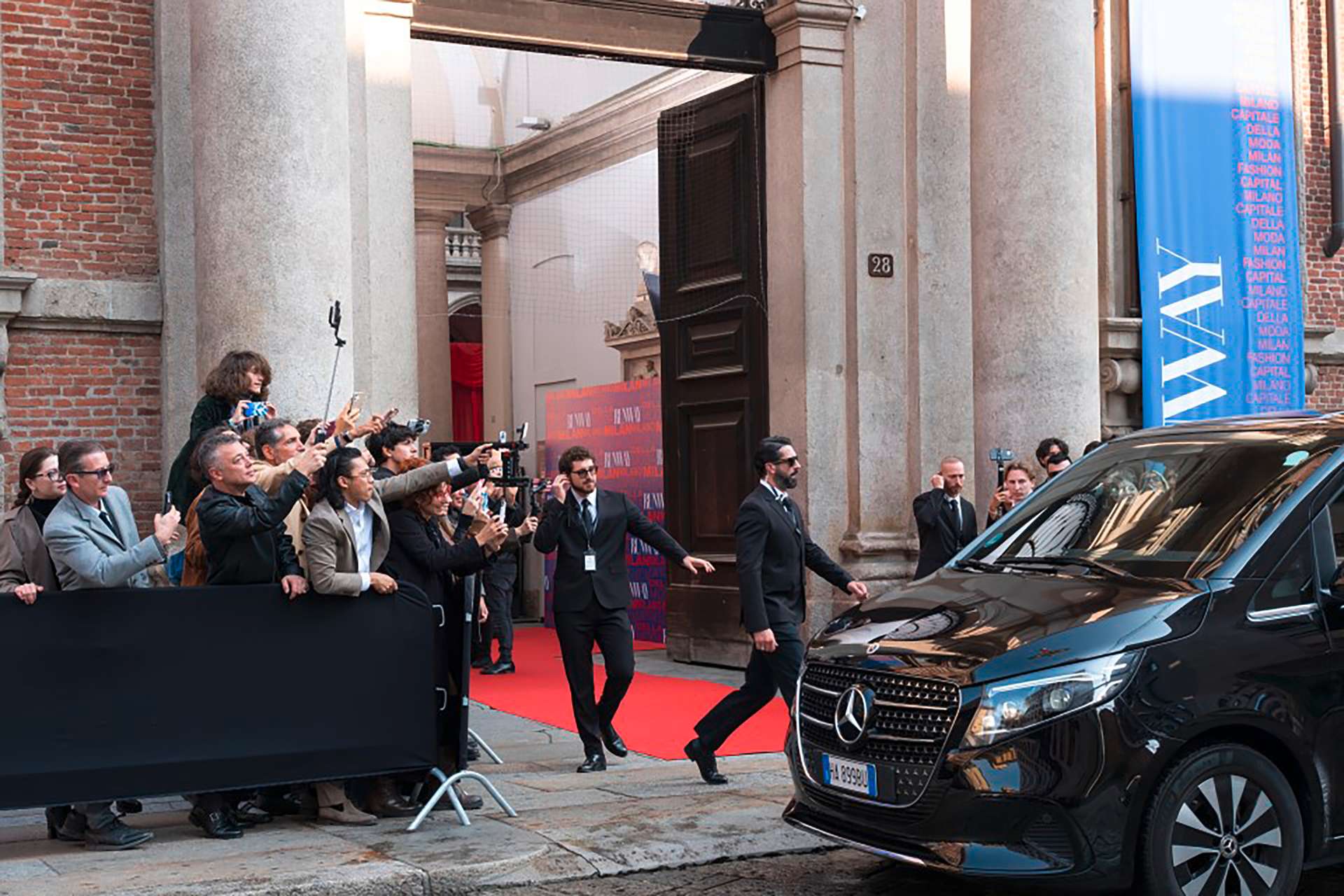 „Umenie veľkolepého príchodu“: pri príležitosti premiéry filmu „Diabol nosí Pradu 2“ prichádza Maybach s ikonickým vystúpením