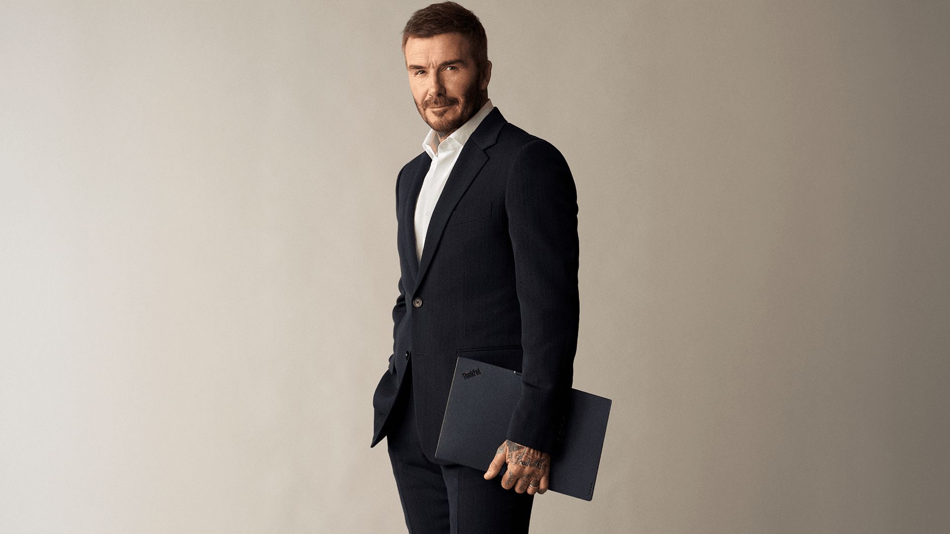 David Beckham oblečie dres Lenovo. Cieľom spolupráce sú špičkové technológie v oblasti športu