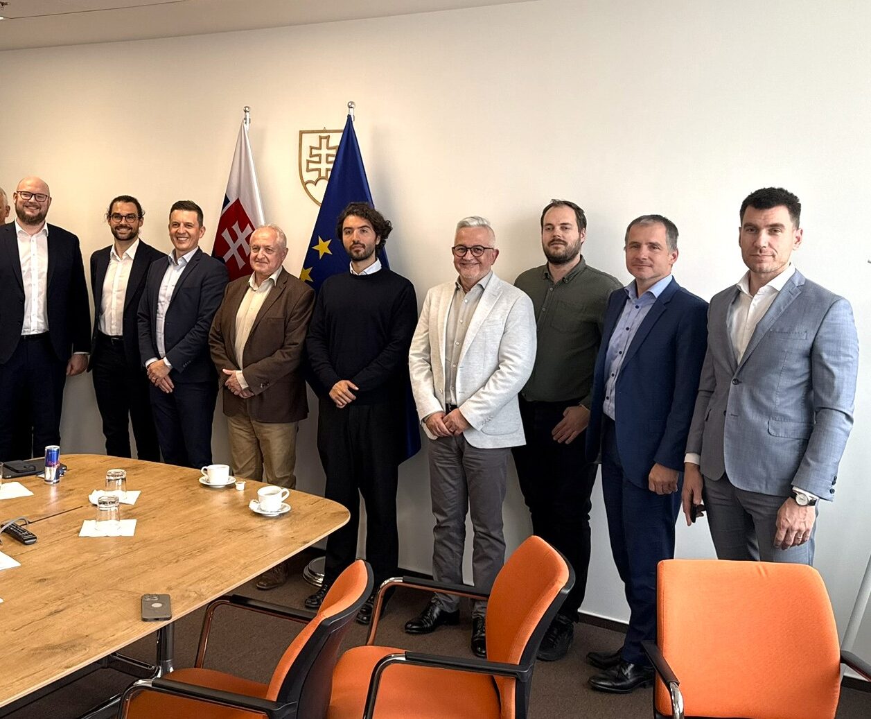 Francúzsky AI líder Mistral a IT Asociácia Slovenska rokovali o rozvoji partnerstva