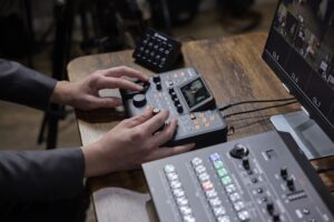 Záznam a kontrola: Canon rozširuje ekosystém profesionálneho videa ponukou ultra‑teleobjektívu s premenlivou ohniskovou vzdialenosťou a PTZ ovládača