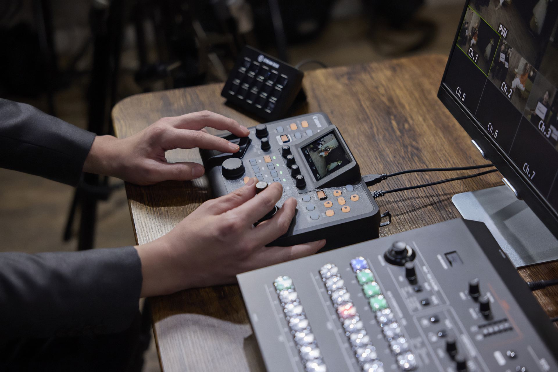 Záznam a kontrola: Canon rozširuje ekosystém profesionálneho videa ponukou ultra‑teleobjektívu s premenlivou ohniskovou vzdialenosťou a PTZ ovládača