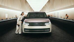 Range Rover predstavuje ‚Traces‘: Cesta za zákazkovým remeslom na milánskom Týždni dizajnu 2026