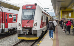 Znížené cestovné na železnici je témou posledných dní. ZSSK ho ponúka dlhodobo – a po novom už aj online