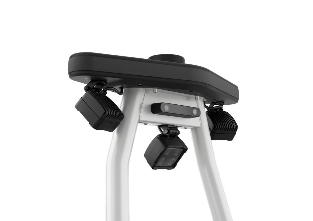 Na zaistenie bezpečnej manipulácie a precíznej navigácie využíva AXL 15 iGo dve odlišné technológie: modernú 3D vizuálnu technológiu SLAM v priestoroch skladu, a lokalizáciu na báze LiDAR vo vnútri návesu.