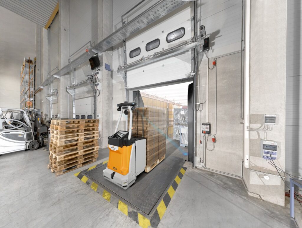 AXL 15 iGo predstavuje prvé sériovo vyrábané riešenie na trhu určené na autonomnú nakládku a vykládku nákladných vozidiel – a to bez potreby akejkoľvek stacionárnej bezpečnostnej techniky v priestore rampy.