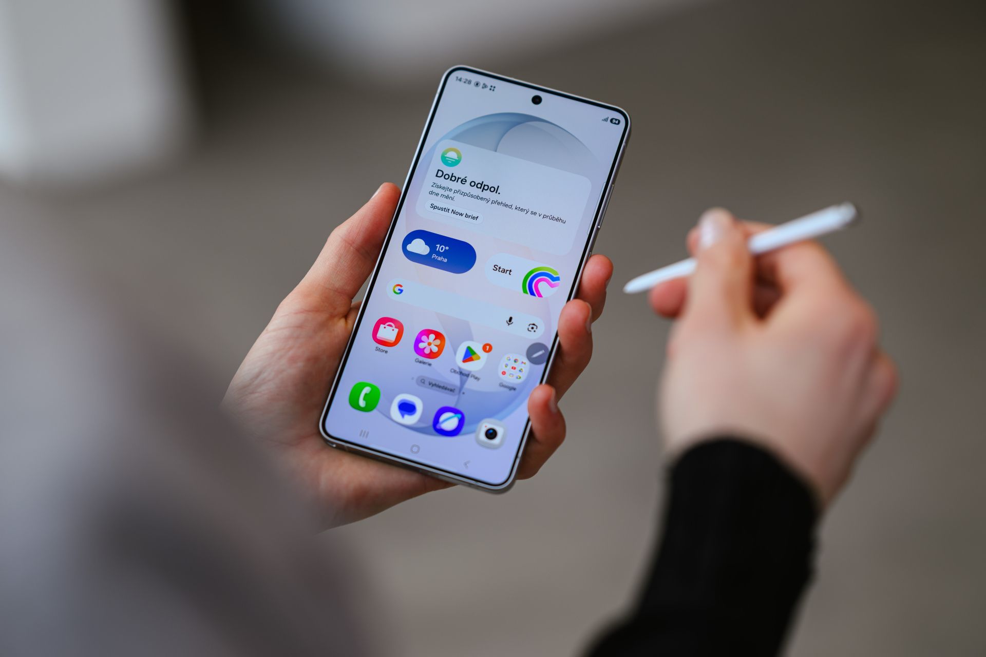 Viac než polovica Európanov priznáva, že na verejnosti občas sleduje displeje cudzích telefónov, takmer štvrtina to robí zo zvedavosti