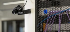 Diskrétny termálny senzor Axis monitoruje teplotu v až štyroch zónach a automaticky vám pošle upozornenie