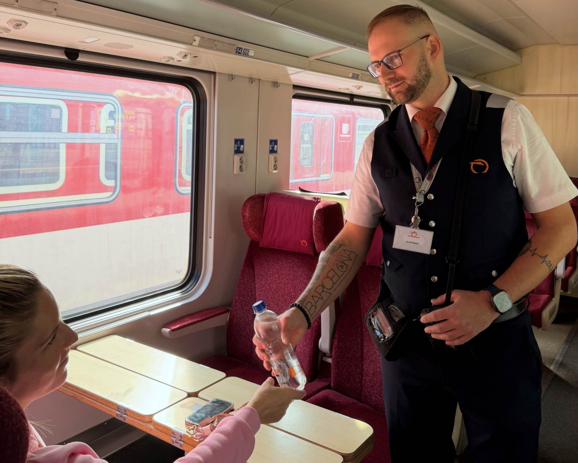 Na Veľkú noc vlakom: ZSSK rozdá cestujúcim v expresoch balenú vodu