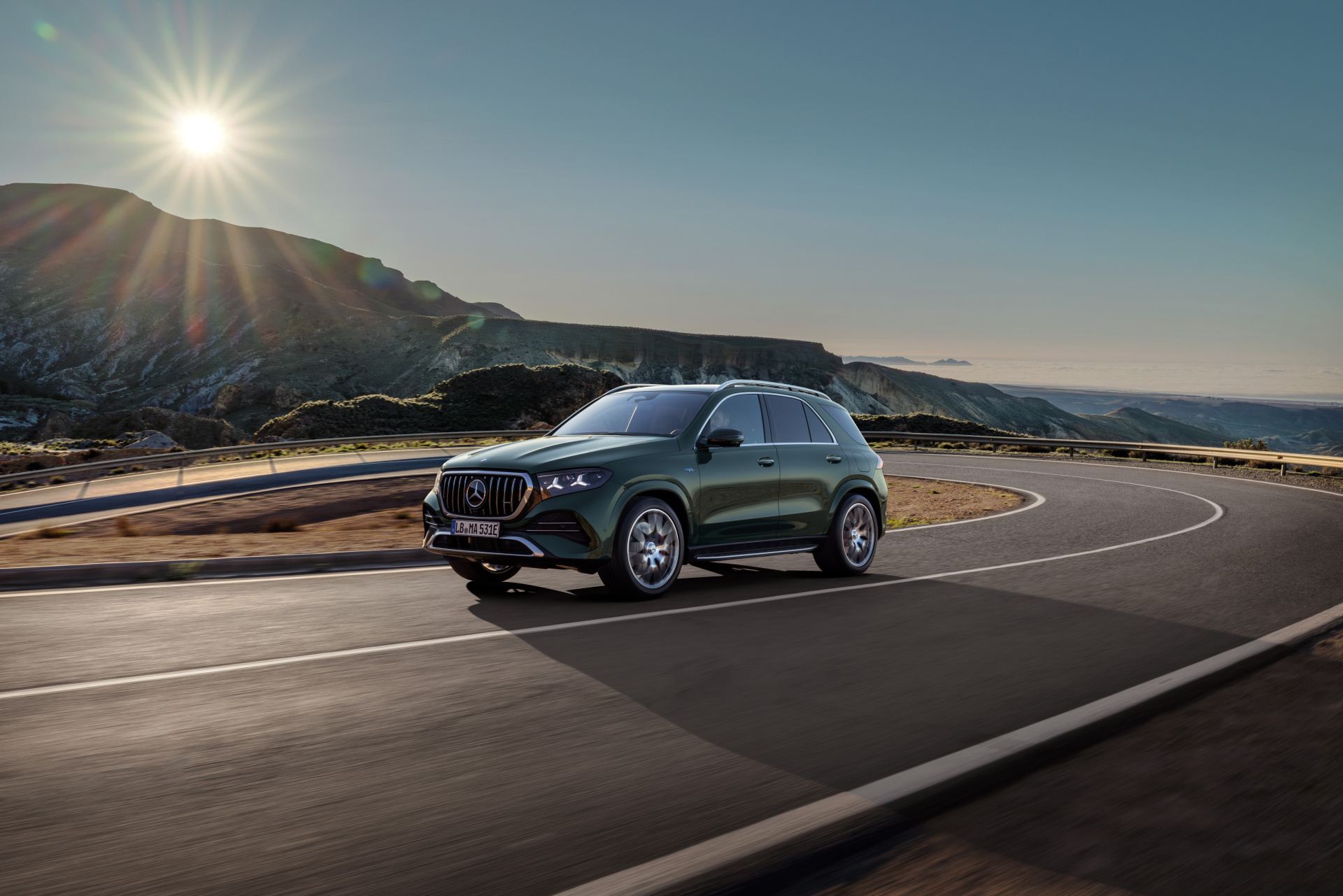 Elektrifikovaný výkon sa snúbi s efektívnosťou: nové modely Mercedes-AMG GLE 53 4MATIC+ a GLE 53 HYBRID 4MATIC+