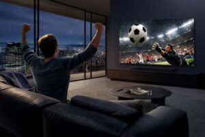 Pre 84 % európskych futbalových fanúšikov je kvalita prenosu dôležitejšia než atmosféra. Slováci potvrdzujú, že najlepší športový zážitok sa odohráva v obývačke