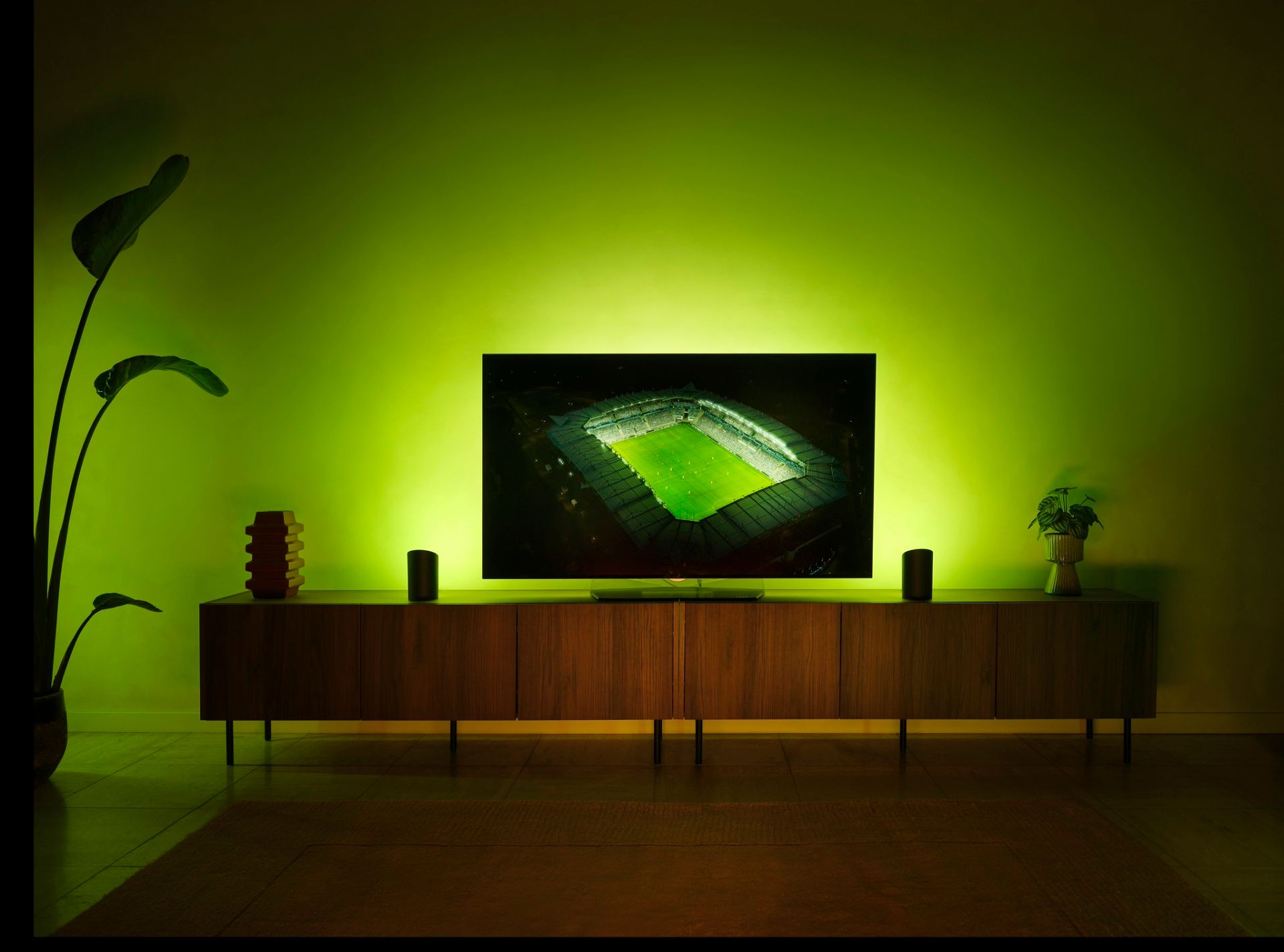8 z 10 fanúšikov preferuje sledovanie športu doma pred štadiónom či krčmou