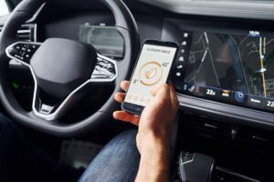 Väčšina predajcov zanedbá reset systému, nechávajú si kontrolu nad už predaným autom