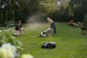 Roborock uvádza na český trh revolučný rad robotických kosačiek a mení starostlivosť o záhradu
