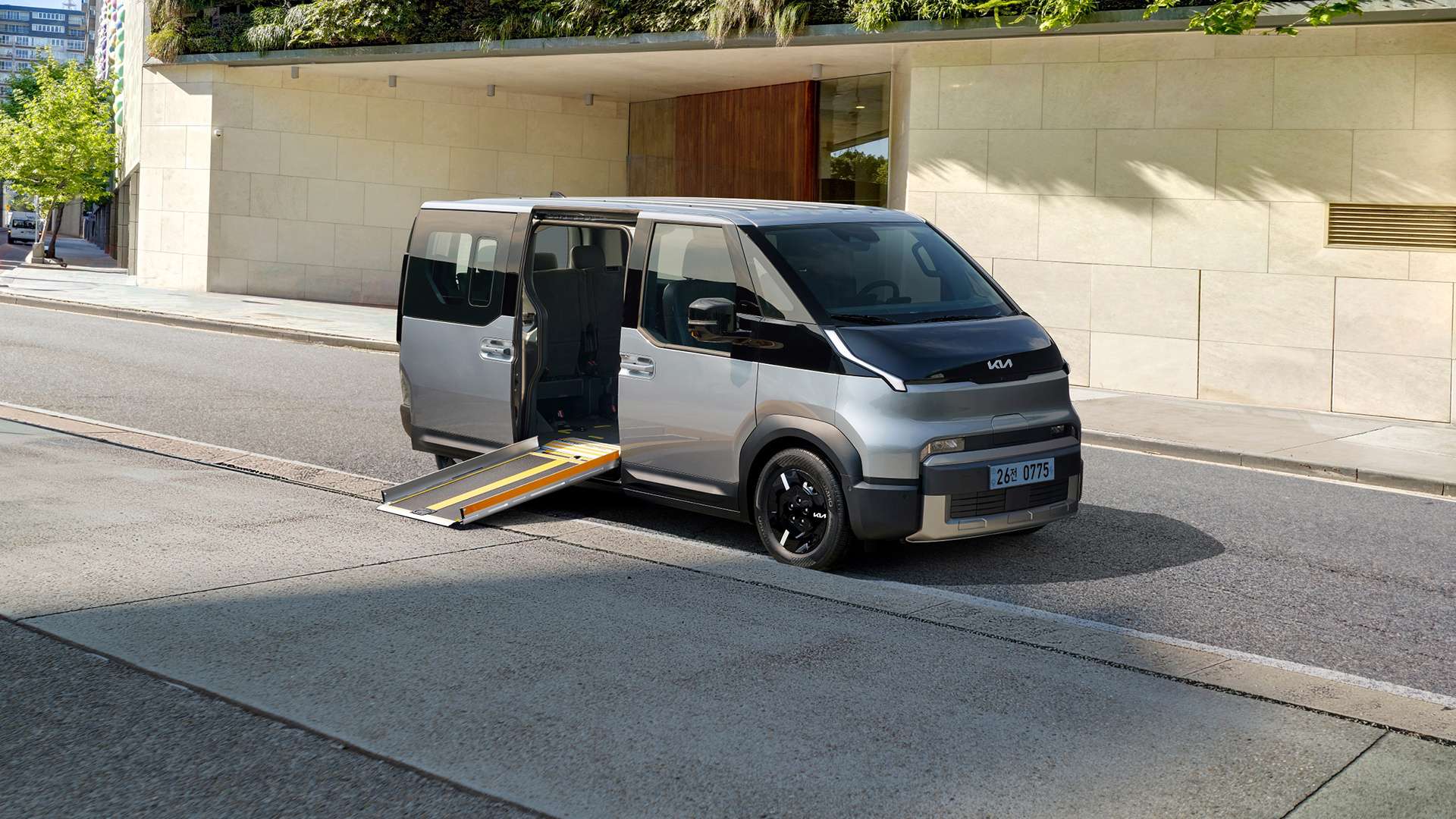 Kia rozširuje portfólio riešení dostupnej mobility o PV5 WAV Side Entry