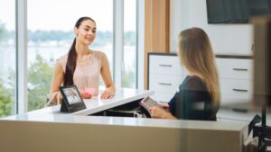 Interkom, reproduktory aj vstupy pod jednou strechou. Axis prepája bezpečnostný svet s Microsoft Teams