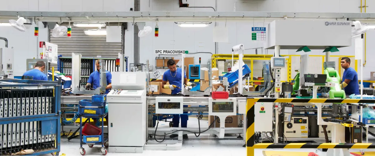 Tretinu zamestnancov tvoria Rómovia. Popradský závod Beko Manufacturing ukazuje, ako môže fungovať moderná európska výroba