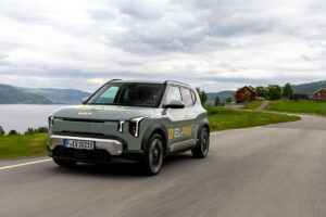 Kia EV2 dosahuje najlepší reálny dojazd spomedzi kompaktných a stredne veľkých vozidiel v letnom teste elektromobilov NAF El Prix