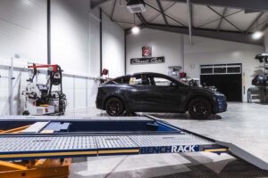 Autocentrum Zachar získalo certifikáciu Tesla Approved Body Shop