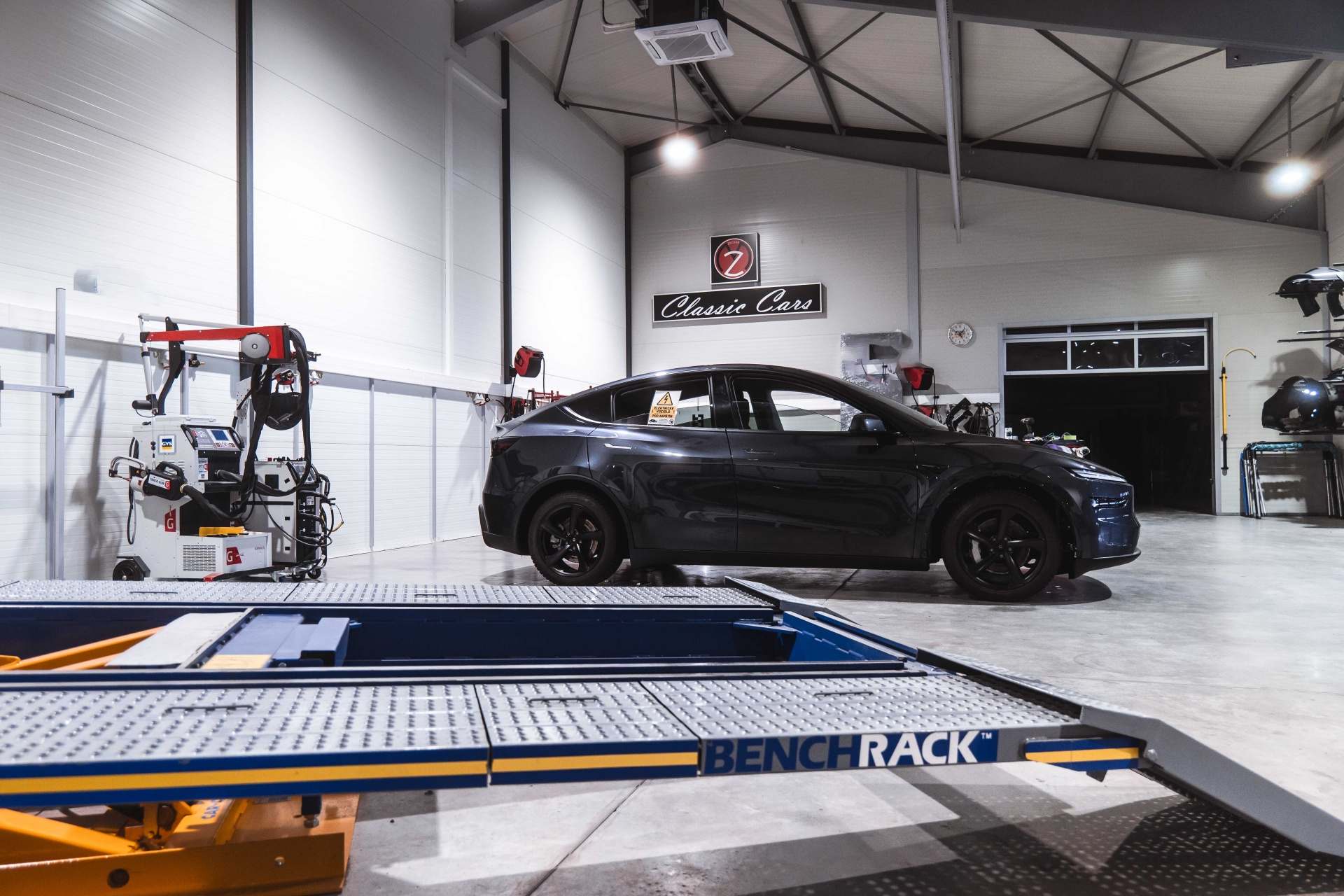 Autocentrum Zachar získalo certifikáciu Tesla Approved Body Shop